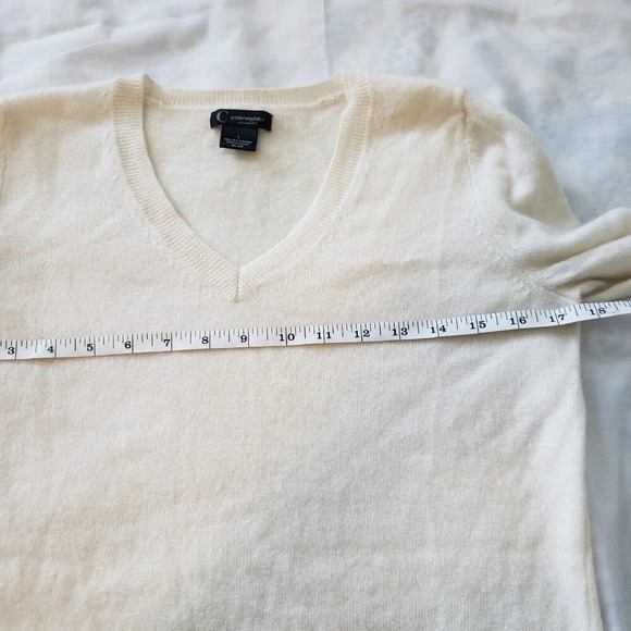 C by BLOOMINGDALE'S Ivory Cashmere V-Neck Sweater Sz S crafting see defects - Picture 5 of 7